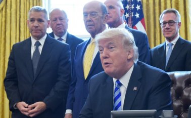 Trump llegó a la presidencia prometiendo aplicar sus cualidades como negociador, adquiridas a lo largo de su carrera empresarial, para lograr la aprobación de sus planes de gobierno. AFP