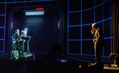 Hawking apareció frente a centenares de personas que lo aplaudieron y fotografiaron mientras evocaba su carrera y respondía a las preguntas sobre la probabilidad de vida en otros planetas AFP