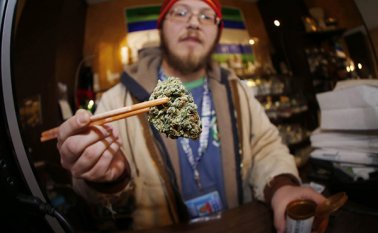 Las escuelas serían algunas de las víctimas si se reciben menos impuestos. AP