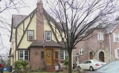 La dirección de la casa construida en 1940 figura en el certificado de nacimiento del presidente republicano de 70 años, que nació el 14 de junio de 1946. Internet