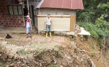 Desde el 2011 estas familias están afectadas. Vivieron años en arriendo pero retornaron a sus viejas casas. Hoy están en alto riesgo. Alfredo Estévez