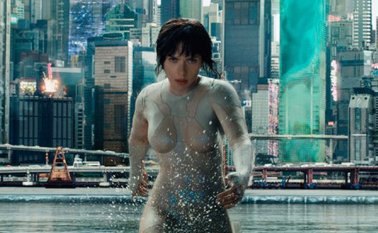 Scarlett Johansson se mostró sorprendida de que en la promoción de ‘Vigilante del futuro’ los periodistas le cuestionen sobre lo inminente que parece el futuro que imagina esta cinta distópica. Tomada de Internet