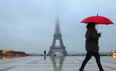 La Torre Eiffel recibió casi 7 millones de visitantes en 2015 una cifra que bajó a seis millones en 2016 debido a los ataques terroristas. AFP