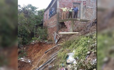 En ese lugar ubicado en la ciudadela Juan Atalata, el reportero ciudadano contó que "están sufriendo por los malos olores del agua sucia que proviene de la cañería". Cortesía