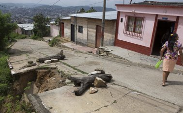 En la calle 2 de Los Alpes las lluvias de los últimos días se llevaron gran parte de la vía y los vecinos están a la espera de la visita de Gestión Municipal de Riesgo de Desastres. Juan Pablo Cohen