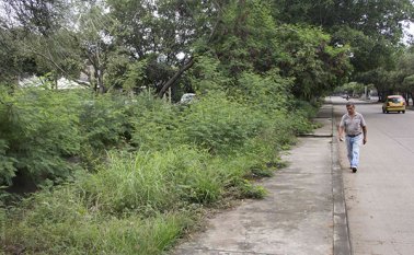 El canal de aguas lluvias de Claret se encuentra en total abandono y es foco de contaminación e inseguridad. Alfredo Estévez