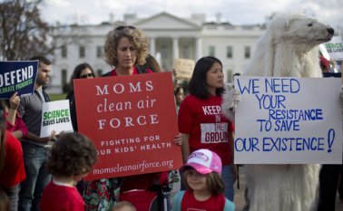 Trump, que ha descrito el calentamiento global como un "bulo" inventado por los chinos, dijo durante su campaña que acabaría con los planes climáticos de Obama y recuperaría los empleos del carbón. AP