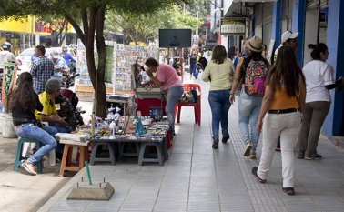 A pesar de la advertencia de la alcaldía, aún se ven vendedores ambulantes en los andenes del centro comercial a Cielo Abierto. Alfredo Estévez