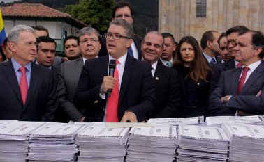 La carta no tiene la firma del expresidente y senador Álvaro Uribe. Colprensa
