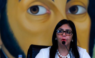 La canciller Delcy Rodríguez tiene previsto entregar este viernes al TSJ un documento en respaldo al fallo que despojó a la Asamblea Nacional de sus funciones.
 AFP