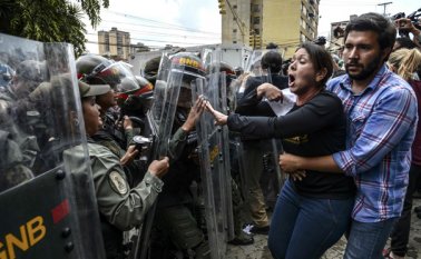 La Fuerza Armada, que ha jurado "lealtad incondicional" a Maduro, controla la producción y distribución de alimentos básicos -en grave escasez-. AFP
