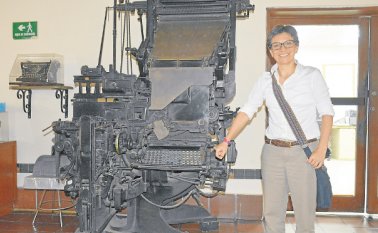 La senadora se tomó esta foto al lado de un viejo linotipo y una antigua máquina de escribir. Johan García