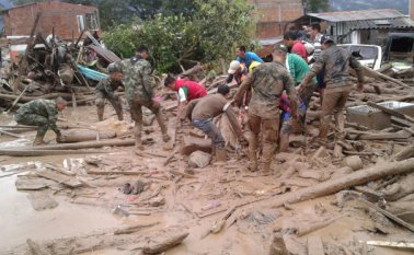 Organismos de emergencia atienden a los afectados por la avalancha en Putumayo. Colprensa-Ejército Nacional