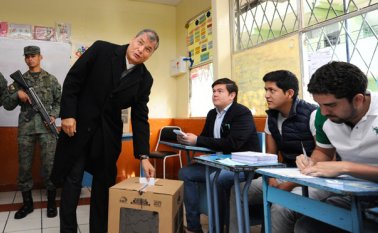 El presidente Rafael Correa acudió temprano a votar AFP