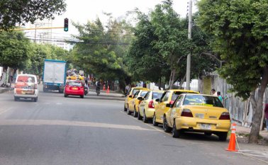 326 páraderos como estos ha aprobado Tránsito a taxistas por toda la ciudad, sin que estos cumplan con la reglamentación exigida por la autoridad en materia de espacio público. Alfredo Estévez
