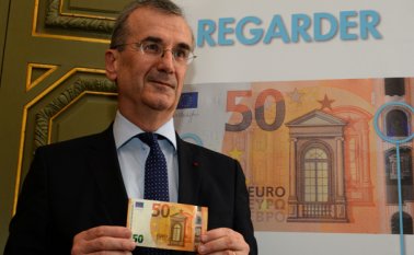 Francois Villeroy de Galhau, presenta el nuevo billete de 50 euros AFP