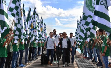 Miembros del Atletico Nacional serán honrados a su llegada a Chapeco, Santa Catarina, al sur de Brasil, en vísperas del primer partido contra el equipo brasileño Chapecoense por la Recopa Sudamericana. AFP