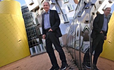 Berners-Lee también teme que algunos gobiernos intenten usar el internet como medio de vigilancia AP