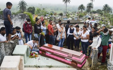 El último balance da cuenta que 2221 personas ya se encuentran alojadas en seis albergues temporales. AFP