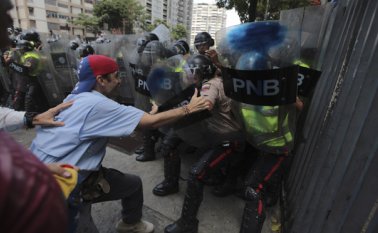Los manifestantes decidieron marchar por las calles aledañas a la plaza al grito de "íElecciones ya!", pero su paso fue interrumpido por las fuerzas de seguridad, que trataron de dispersarlos. AP