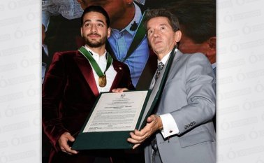 El músico cantó, junto al Gobernador, el himno nacional con el escudo colgado en su pecho. Tomada de Instagram