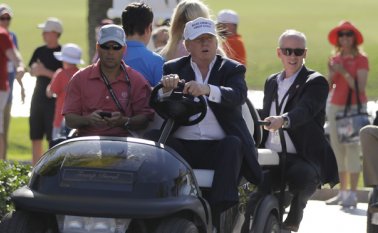 Donald Trump recorre el campo de golf de Doral, Florida, donde se juegaba un torneo profesional el 6 de marzo del 2016. Apasionado del deporte y buen jugador, Trump es muy competitivo y hace todo lo que está a su alcance para mofarse y alterar al rival. AP