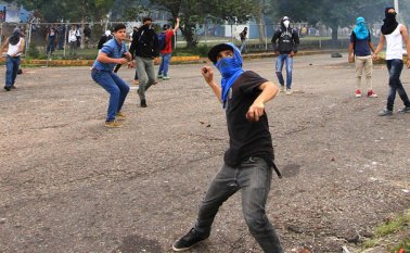 Las principales autopistas que comunican el oeste y este del país con la capital se vieron limitadas por fuertes congestionamientos de vehículos generados por los puestos de vigilancia que instalaron las autoridades. AFP