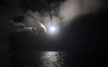 El destructor estadounidense USS Porter lanza un tomahawk teledirigido hacia una base aérea siria desde el mar Mediterráneo. AP