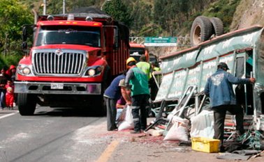 El vehículo que transportaba mercancías, al parecer, sufrió una falla en el sistema de frenos. Colprensa
