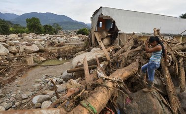 La búsqueda de más cadáveres se hará con maquinaria pesada en los lechos de los ríos Mocoa, Mulato y Sangoyaco. AFP