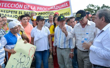 El inspector José Antonio Acevero (último a la derecha), se vio impedido de llevar a cabo a diligencia de cierre de la planta de Terpel. Edinsson Figueroa