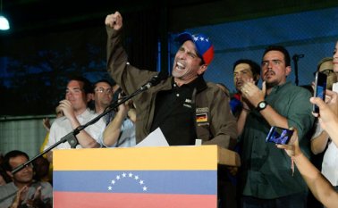 Soltero y nieto de judíos polacos sobrevivientes del Holocausto, rozó en 2013 la presidencia, resquebrajando por primera vez la maquinaria electoral del chavismo. AFP