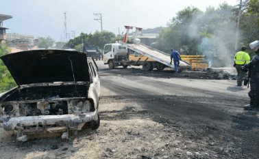 Los manifestantes prendieron fuego a la camioneta en el puente conocido como La Saladera. Edinsson Figueroa