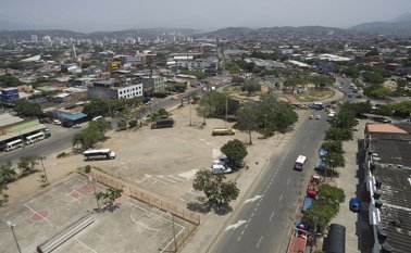 Pese a estar abierto al público, el parqueadero del parque Lineal permanece siempre vacío. La Opinión