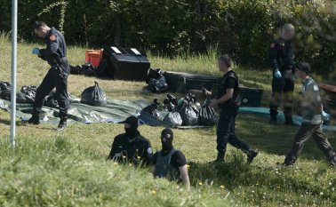 Para Madrid, la entrega por ETA de una lista de sus escondites de armas a las autoridades francesas, celebrada como un evento histórico por la comisión de verificación que ejerció de intermediaria, es "una operación mediática para disimular su derrota". AFP