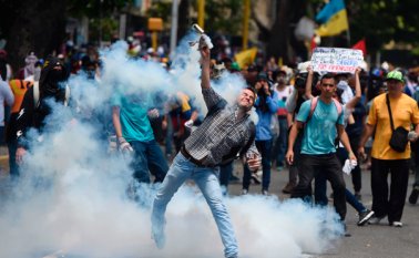 La marcha ha estado marcada por el rechazo a una decisión que bloquea la candidatura de Capriles a las presidenciales de 2018. AFP