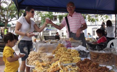 En la plazuela de San Francisco se cumplirá la tradicional Feria del arte y el sabor desde el jueves y hasta el próximo domingo. Archivo