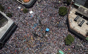 Desde hace días, la oposición ha exigido en manifestaciones, como la de este sábado, que se celebren las elecciones atrasadas y se adelanten los comicios presidenciales. AFP