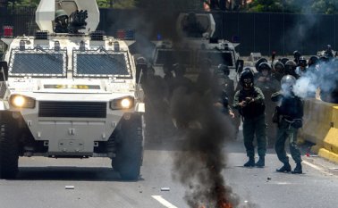 Miles de venezolanos se mantienen en las calles desde hace dos semanas, para rechazar las decisiones del máximo tribunal y el gobierno de Maduro. AFP