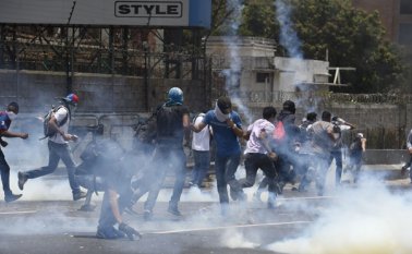 Este lunes, autoridades y opositores se enfrentaron nuevamente en las calles de Caracas. AFP