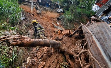 Según los expertos, tras las lluvias de los últimos días las cuencas de los ríos están al borde de sus límites lo que hace posible que se den desbordamientos mientras que los suelos se encuentran saturados de agua, por lo que aumentan su peso, incrementando el riesgo de deslizamientos de tierra. Colprensa