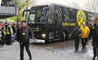 Así quedó el autobús del equipo. AFP