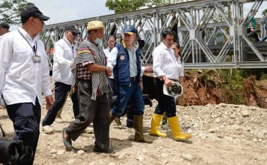 En compañía de habitantes de la zona el presidente Juan Manuel Santos hizo un recorrido de observación de la nueva estructura que permitirá el tránsito entre Mocoa y Pitalito (Huila). Colprensa