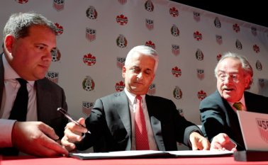 (De izquierda a derecha) Victor Montagliani, presidente de la Federación Canadiense de Fútbol; Sunil Gulati, de la Federación Estadounidense, y Decio de Maria, de la Federación Mexicana. AP