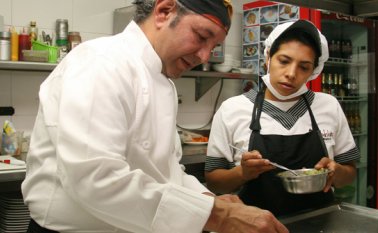 Los chef ajustaron las cartas para ofrecer platos especiales a sus clientes durante la Semana Mayor. Archivo La Opinión