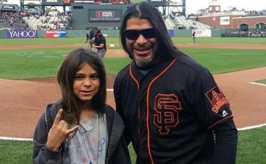 Robert Trujillo y su hijo. Tomada de internet