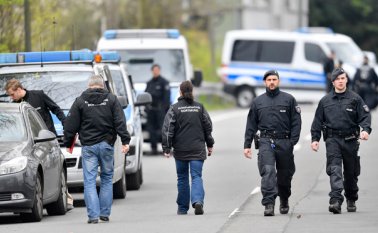 Policías patrullan las calles cerca del hotel del club de fútbol Borussia Dortmund, un día después que tres explosiones afectaron al autobús del club. AP