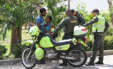Luego de que balearan a Eliécer Simancas Morelo, su hermano Yesid lo llevó en una moto al Hospital Universitario del Caribe, pero allí llegó muerto. Instantes después, arribó al lugar la madre de la víctima, quien no pudo aguantar las lágrimas al conocer el triste fin de su hijo. Colprensa