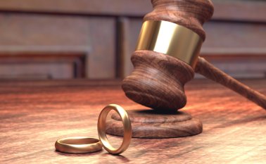 Celebrar un matrimonio civil en la sede de la notaría tendrá un costo de $39.700. Si por el contrario, la sociedad se realiza fuera del despacho, los derechos serán $106.900. Internet