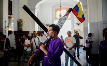 Al finalizar la misa, los oficialistas hostigaron a quienes coro pedían elecciones y la renuncia de Maduro. Tomada de internet